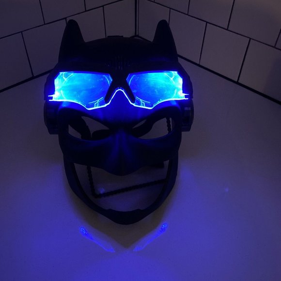 2017 DC Comics Batman Talking Voice Changer Mask with Lights and Sounds - Picture 8 of 10